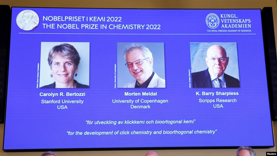 Para pemenang Nobel Kimia 2002: Carolyn R. Bertozzi (AS), Morten Meldal (Denmark) dan K. Barry Sharpless (AS) dalam konferensi pers di The Royal Swedish Academy of Sciences di Stockholm, Swedia, 5 Oktober, 2022. (TT News Agency/Christine Olsson via REUTERS)