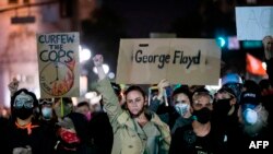 تظاهرکنندگان در شهر اوکلند ایالت کالیفرنیا در یک تحصن در اعتراض به مرگ جرج فلوید شرکت کردند. ۳ ژوئن ۲۰۲۰