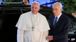 Paus Fransiskus (kiri) bertemu Presiden Israel Shimon Peres di Yerusalem hari Senin (26/5). 