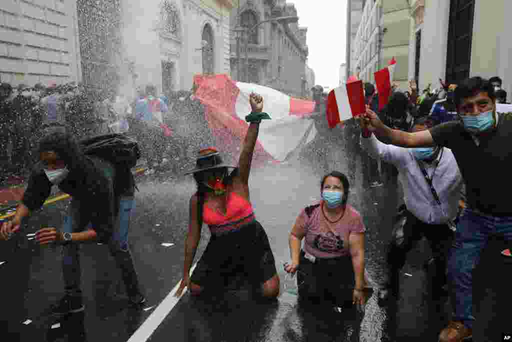 بعد از اینکه کنگره پرو تصمیم به برکناری رئیس جمهوری این کشور گرفت، هواداران او به خیابان آمدند و با پلیس درگیر شدند. 
