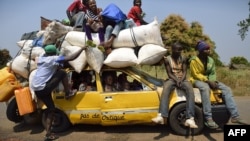 Un taxi bondé sur une route au nord de Bangui le 19 janvier 2014.