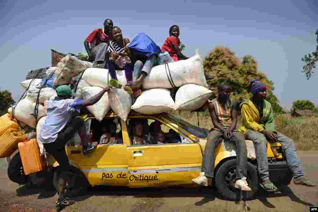 Christian people crowd a taxi on a road 55km north of Bangui, Central African Republic, as they are on their way to the capital where they expect to sell some products on the market.