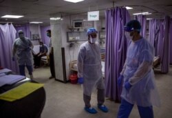 Para dokter dan petugas medis kewalahan merawat pasien Covid-19 di Rumah Sakit al-Quds, kota Gaza (foto: dok).