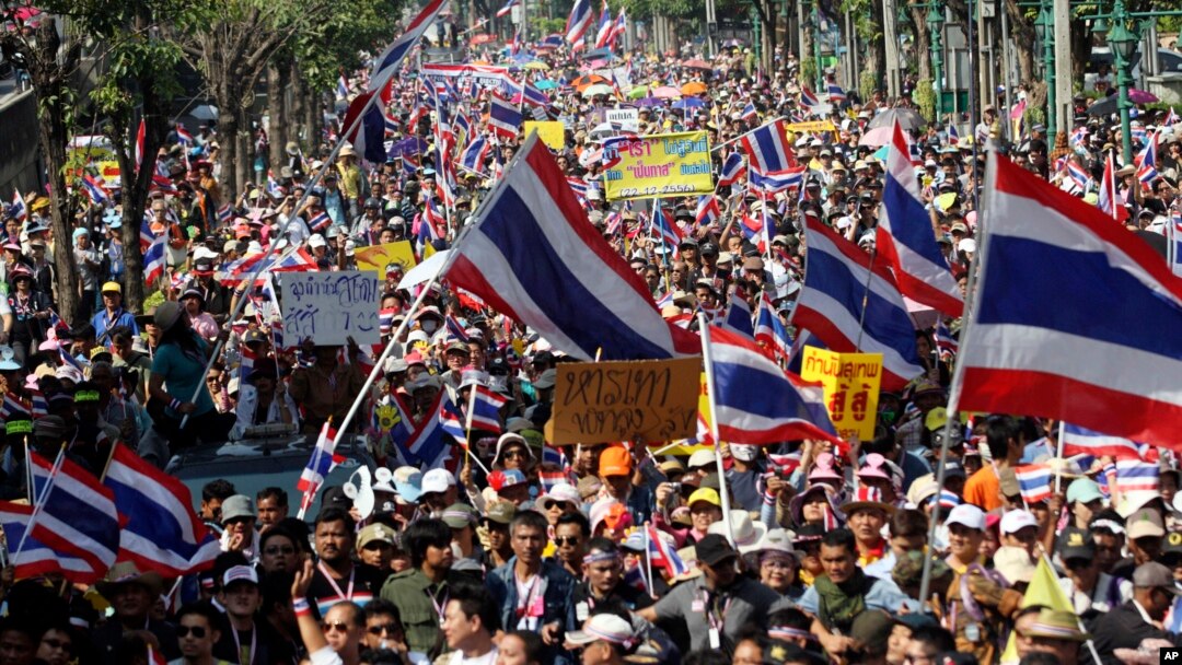 người biểu tình chống chính phủ tuần hành trên đường phố Bangkok hôm Chủ nhật 22/12/13