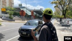 Niños en Caracas se ofrecen como limpiavidrios para ganar algo de dinero.[Foto: Archivo]