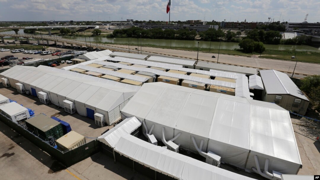 Meksika chegarasiga yaqin hududda o'rnatilgan muvaqqat immigratsion sudlar, Laredo, Texas, 2019-yil, 17-sentabr