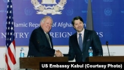 Direktur Jenderal Departemen Luar Negeri AS urusan Politik, Thomas Shannon, bersalaman dengan Wakil Menteri Luar Negeri Afghanistan Hekmat Karzai, di Kabul (7/1).