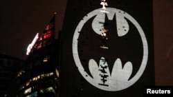 墨西哥成的粉丝为纪念DC漫画创造的超级英雄蝙蝠侠诞生80周年将其徽记映射在一座大楼上。（2019年9月21日）