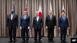 Pertemuan Menteri Pertahanan di Vientiane, Laos, Kamis, 21 November 2024. Dari kiri: Lloyd Austin (Amerika Serikat), Pat Conroy (Australia), Nakatani (Jepang), Gilberto C. Teodoro Jr. (Filipina), dan Kim Yong Hyun (Korea Selatan). (Kementerian Pertahanan Korea Selatan via AP).