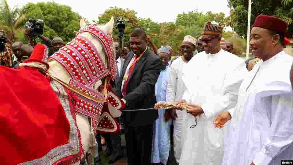 Shugaban kasar Najeriya Buhari da shugaban kasar Nijer Issoufou a Niamey, Yuni 3, 2015.