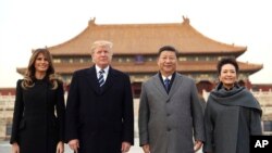 Presiden Donald Trump (kedua kiri), ibu negara Melania Trump (kiri), Presiden China Xi Jinping (kedua dari kanan) bersama istrinya Peng Liyuan (kanan) saat mengunjungi Forbidden City (Kota Terlarang), di Beijing, China, 8 November 2017.