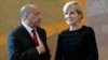 Menteri perbatasan Timor Leste, Agio Pereira (kiri) dan Menlu Australia Julie Bishop sebelum menandatagani perjanjian kedua negara di markas besar PBB di New York. 