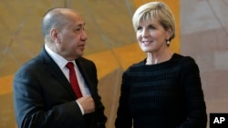 Menteri perbatasan Timor Leste, Agio Pereira (kiri) dan Menlu Australia Julie Bishop sebelum menandatagani perjanjian kedua negara di markas besar PBB di New York. 