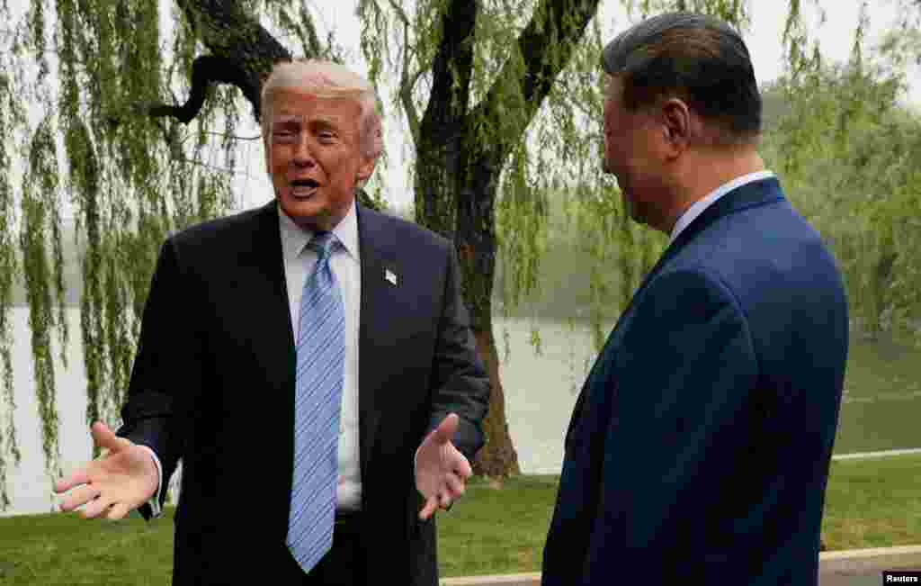 美国总统特朗普在中国领导人大院中南海与中国国家主席习近平交谈。(2026年5月15日)