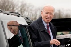 Presiden Joe Biden tiba untuk menaiki Air Force One, Selasa, 5 Maret 2024, di Hagerstown. Presiden sedang melakukan perjalanan ke Washington. (Foto: AP)
