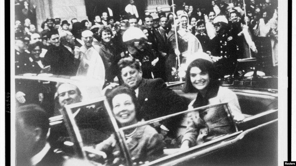 Ảnh tư liệu về Tổng thống Mỹ Kennedy và Đệ nhất Phu nhân Jacqueline Kennedy trên đoàn xe có hộ tống ở Dallas, Texas, tháng 11/1963.