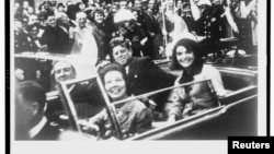 Bivši američki predsjednik John F. Kennedy,  prva dama Jacqueline Kennedy i guverner Texasa John Connally i njegova supruga se voze u predsjedničkoj koloni nekoliko trenutaka prije nego što je Kennedy ubijen u Dallasu u Texasu, na ovoj slici snimljeno 22. novembra 1963. 