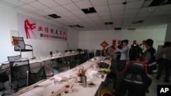 2026年9月22日，记者们在柬埔寨干丹省Chrey Thom镇一间曾用于诈骗活动的房间内拍照。