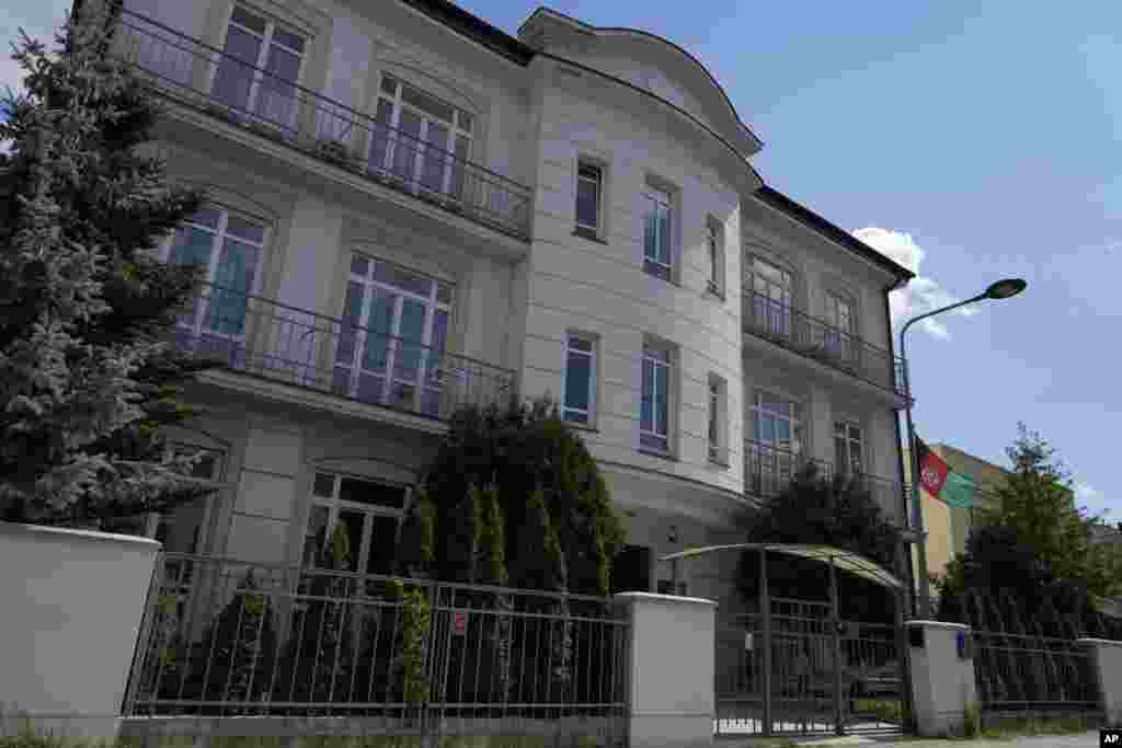 سفارت افغانستان در پولند؛&nbsp;وزارت خارجۀ حکومت طالبان به دلیل "عدم همکاری و تعامل برخی نمایندگی&zwnj;های سیاسی افغانستان" در شماری از کشورهای اروپایی، خدمات قنسولی این نهادهای دپلوماتیک را که سفارت افغانستان در پولند نیز شامل آن است، بی&zwnj;اعتبار اعلام کرد.