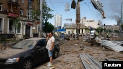 Un residente local se encuentra junto a su automóvil que resultó dañado durante los ataques con misiles rusos, en medio del ataque de Rusia a Ucrania, en Kiev, Ucrania, el 8 de julio de 2024.