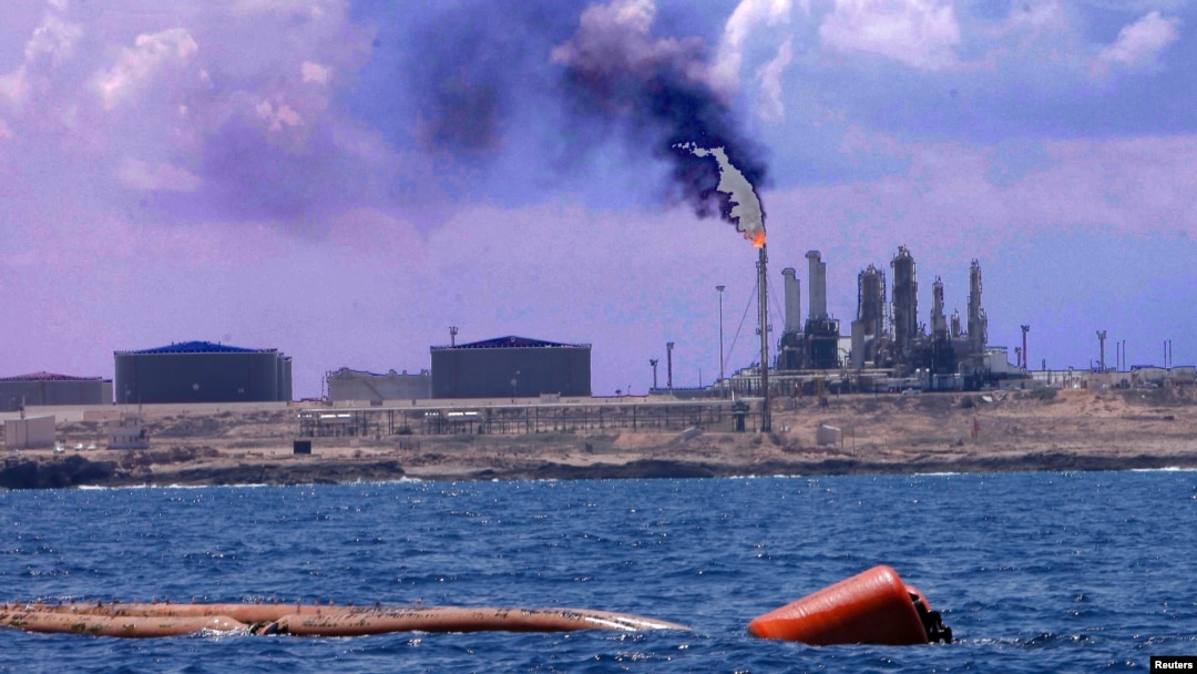 Pelabuhan dan penyulingan minyak Zawiya di sebelah barat Tripoli, Libya (foto: dok).