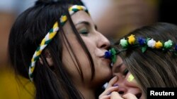 Dos aficionadas brasileñas lloran desconsoladas luego de caer ante Holanda, 3-0.