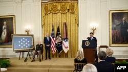조 바이든 미국 대통령과 문재인 한국 대통령이 21일 백악관에서 열린 한국전 참전용사인 랠프 퍼킷 예비역 대령에 대한 명예훈장(Medal of Honor) 수여식에 함께 참석했다.