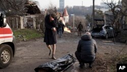 Внаслідок російської атаки у Києві загинула жінка, 31 грудня 2022. (AP Photo/Roman Hrytsyna)