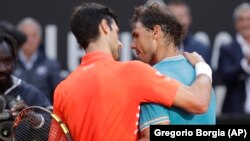 Zagrljaj dvojice velikih šampiona na mreži: Novak Đoković i Rafael Nadal posle finala Mastersa u Rimu (Foto: AP/Gregorio Borgia) 