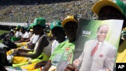 FILE: Supporters of Zimbabwean president and Zanu PF leader President Robert Mugabe are seen at his last campaign rally in Harare, July, 28, 2013.