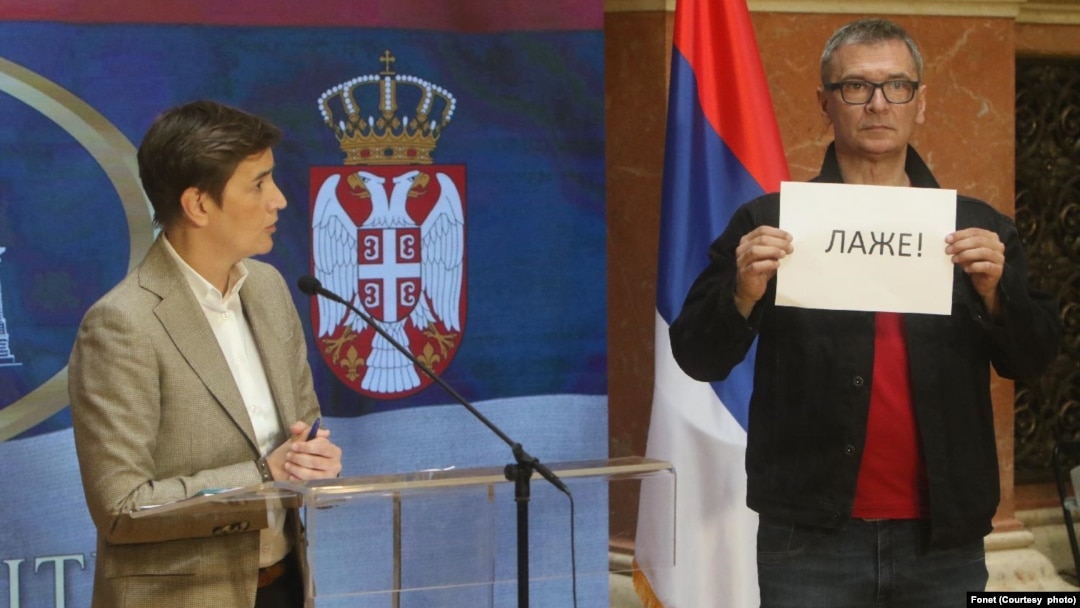 Poslanik Ekološkog ustanka Aleksandar Jovanović drži natpis "laže" na konferenciji za medije predsednice Narodne Skupštine Ane Brnabić (Zoran Mrđa / Fonet)