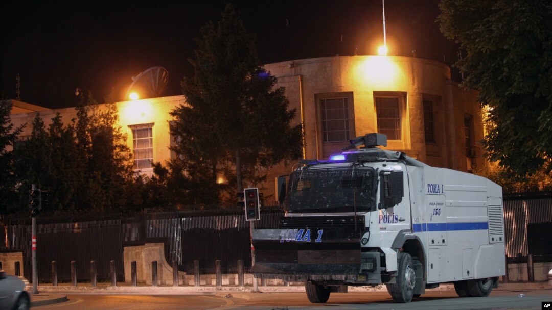 Kendaraan polisi tampak menjaga Kedutaan Besar AS di Ankara, Turki (foto: dok).