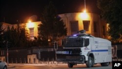 Kendaraan polisi tampak menjaga Kedutaan Besar AS di Ankara, Turki (foto: dok).