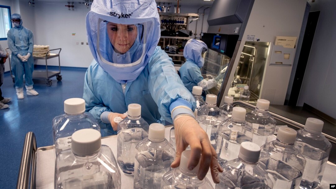 Na fotografiji od 27. marta 2021. laboratorijski radnik simulira tok rada u čistoj sobi proizvodnje cjepiva BioNTech Corona u Marburgu u Njemačkoj tijekom medijskog dana. 