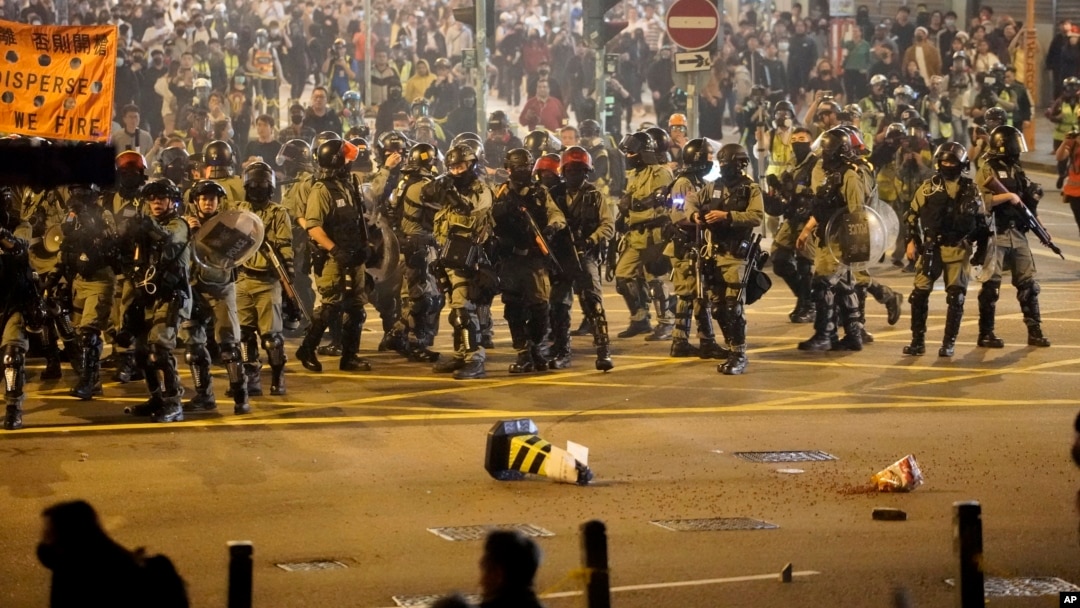 Bentrokan antara demonstran dengan polisi anti huru-hara terjadi pada malam Natal di Hong Kong, Selasa malam (24/12). 
