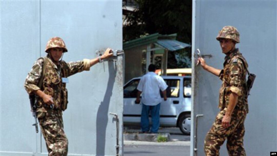 AQSh Kongressi O'zbekistonda inson huquqlari bilan bog'liq ahvol ayanchli ekanidan norozilik bildirib, 2004-yildan beri yordamni cheklab qo'ygan. 2005-yilning mayida Andijon fojiasi ketidan bu choralar yanada kuchaytirilgan. Ular hamon amalda, deya eslata