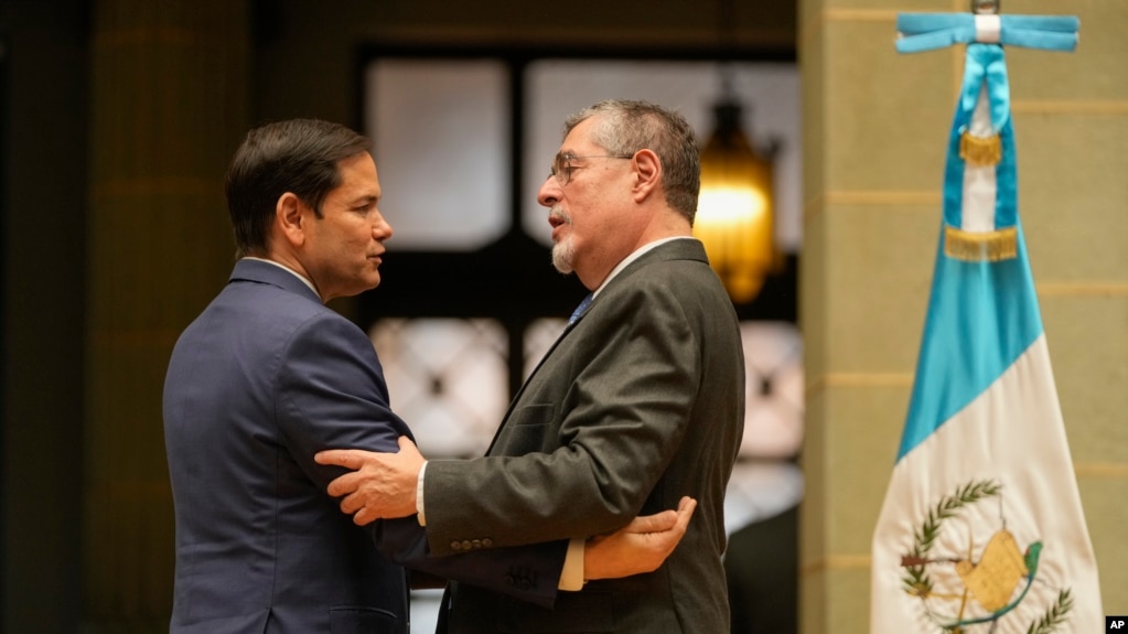 Ngoại trưởng Mỹ Marco Rubio, trái, và Tổng thống Guatemala Bernardo Arevalo, sau cuộc họp báo chung tại Dinh Quốc gia ở Guatemala City, ngày 5/2/2025.