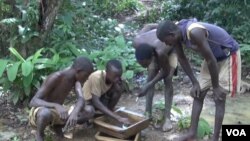 Des creuseurs en train de tamiser la terre à la recherche du diamant, en Centrafrique, 15 décembre 2014.