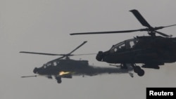미 육군 소속 AH-64 아파치 헬기 부대가 한국 포천에서 실사격훈련을 하고 있다.