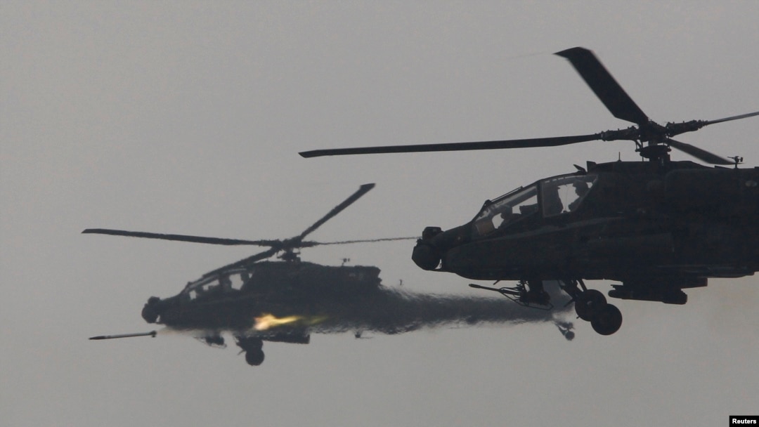 미 육군 소속 AH-64 아파치 헬기 부대가 한국 포천에서 실사격훈련을 하고 있다. (자료사진)