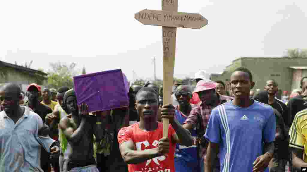 Des centaines se rassemblent pour les funérailles d'Emmanuel Ndere Yimana, un partisan de l'opposition assassiné mercredi 21 Juillet 2015