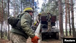 Архівне фото: український військовий з системою BM21 Grad, Україна REUTERS/Vitalii Hnidyi