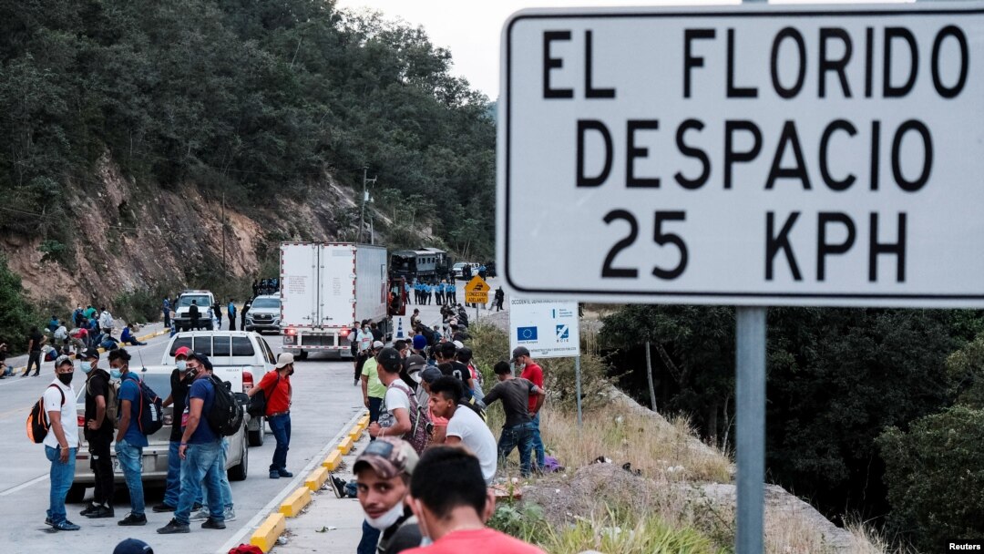 Bamwe mu bimukira bava muri Honduras ku rubibe rwa El Florido rufatanye na Guatemala 