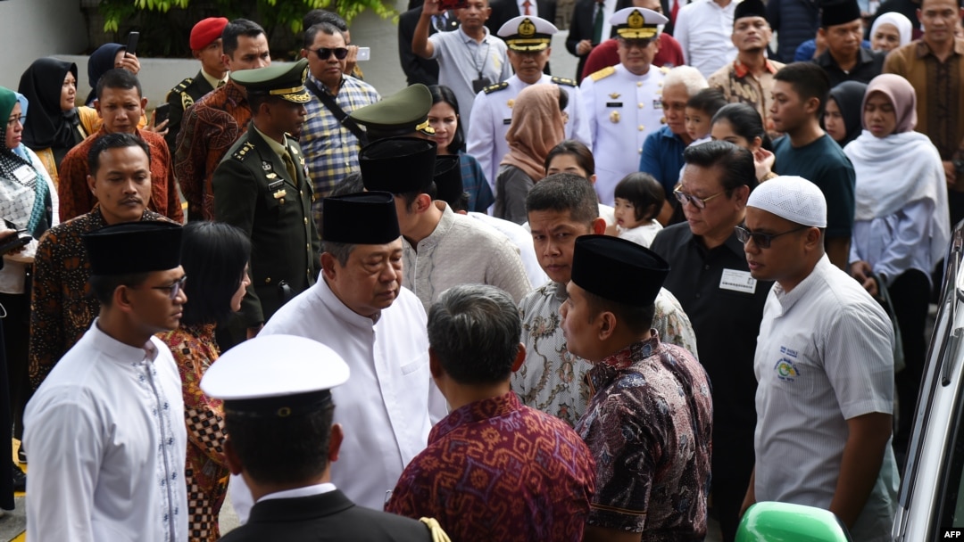 Mantan presiden RI Susilo Bambang Yudhoyono (tengah) tiba di Kedutaan Besar RI setelah Ibu Ani Yudhoyono wafat di Singapura, 1 Juni 2019.(Foto: Roslan Rahman/AFP)