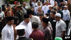 Mantan presiden RI Susilo Bambang Yudhoyono (tengah) tiba di Kedutaan Besar RI setelah Ibu Ani Yudhoyono wafat di Singapura, 1 Juni 2019.(Foto: Roslan Rahman/AFP)