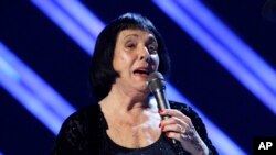 FILE - Keely Smith presents an award at the 50th Annual Grammy Awards in Los Angeles, Feb. 10, 2008. 