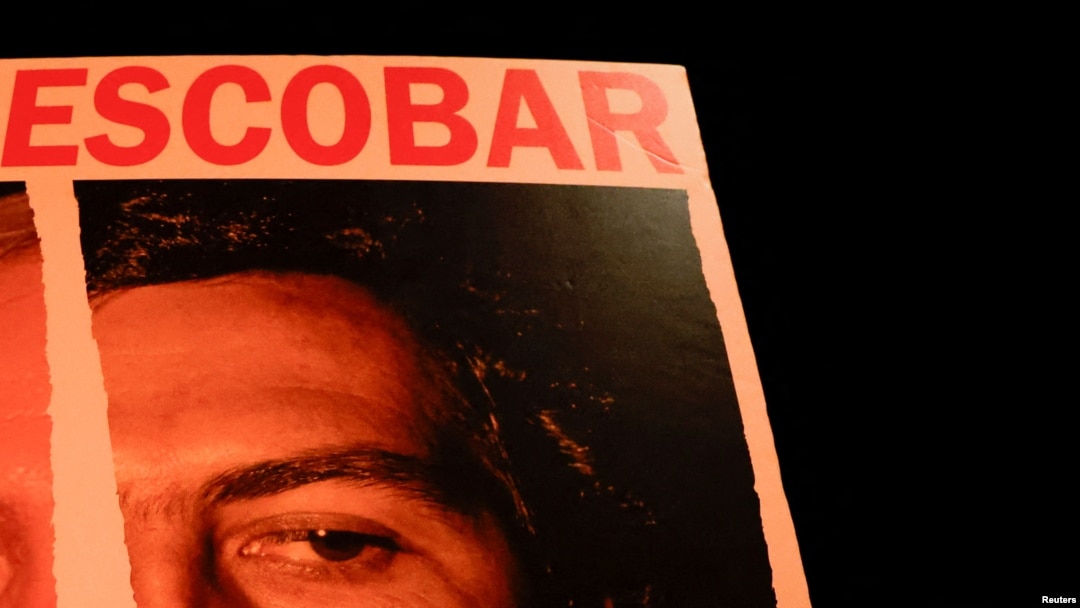 ARCHIVO - Recorte de un carte portado por un manifestante pacifista en Israel el 23 de marzo de 2024, con una composición de dos caras comparando al primer ministro Benjamín Netanyahu con Pablo Escobar . 