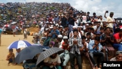 Para pengungsi Muslim-Rohingya di kamp Kutupalong, Cox’s Bazar, Bangladesh melakukan doa bersama memperingati dua tahun eksodus mereka dari negara bagian Rakhine, Myanmar ke Bangladesh, Minggu (25/8). 