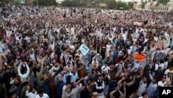 Para anggota dan pendukung Gerakan Perlindungan Pashtun berunjuk rasa di Lahore, 22 April 2018.