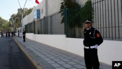 Un policier marocain garde l'entrée du bureau judiciaire d'investigation à Sale, près de Rabat, Maroc, le 29 janvier 2017.